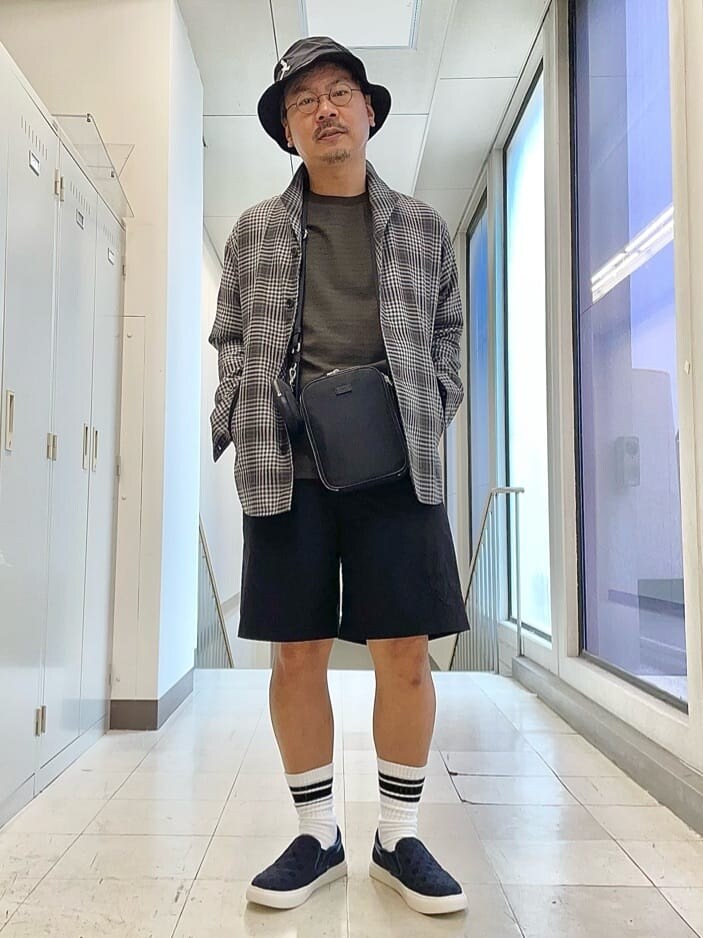 ブラック系のその他パンツ、ブラック系のソックス/靴下、ブラック系のハットを着用したメンズの夏コーディネートの2枚目の写真