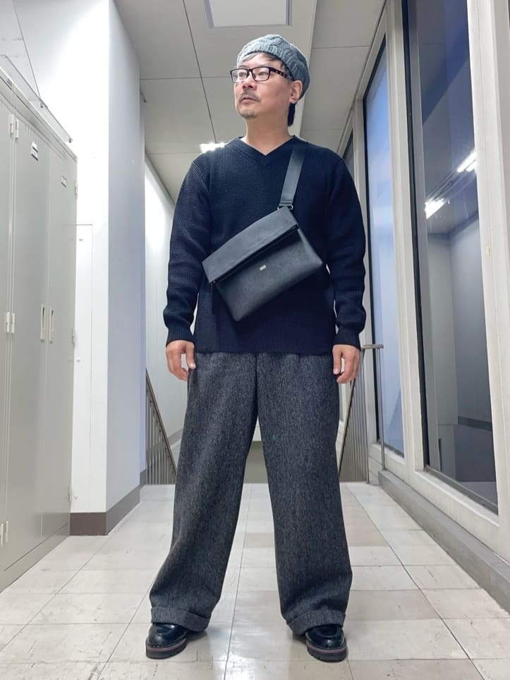 ブラック系のクラッチバッグを着用したメンズの冬コーディネートの8枚目の写真