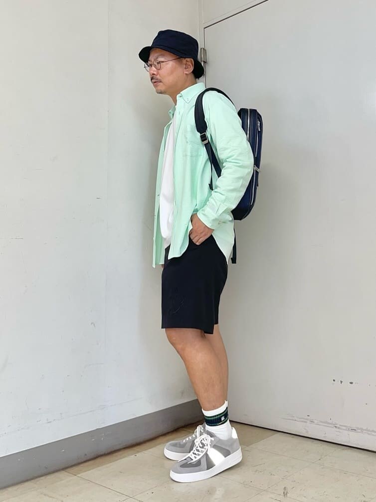 グリーン系のシャツ/ブラウス、ブラック系のその他パンツ、グリーン系のブレスレットを着用したメンズの夏コーディネートの3枚目の写真