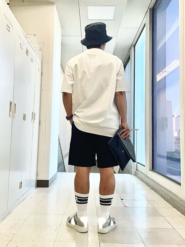ブルー系のその他パンツ、グレー系のクラッチバッグ、ブルー系のハットを着用したメンズの夏コーディネートの4枚目の写真