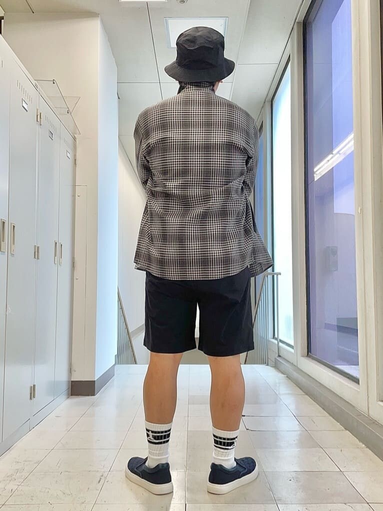 ブラック系のその他パンツ、ブラック系のソックス/靴下、ブラック系のハットを着用したメンズの夏コーディネートの4枚目の写真