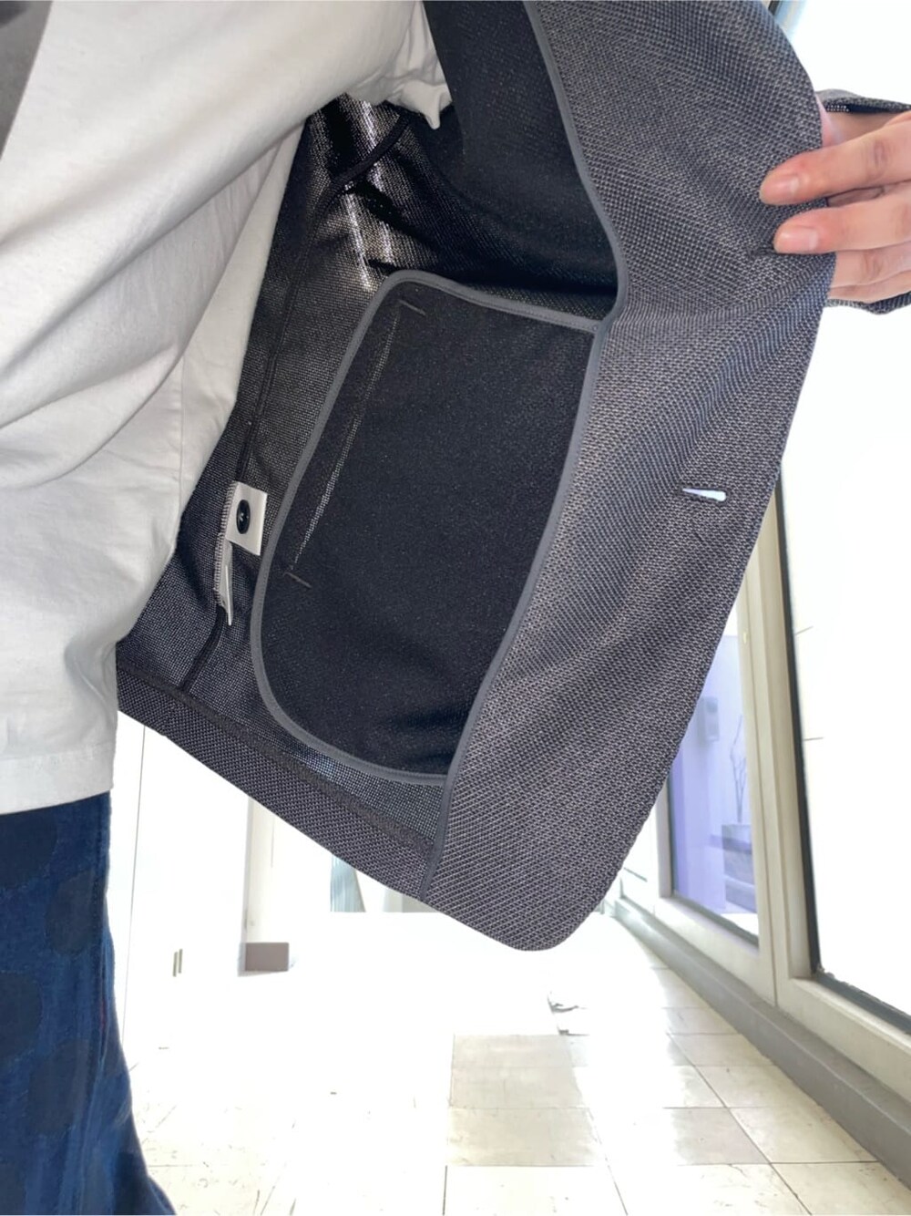 ブラック系のハットを着用したメンズの春コーディネートの7枚目の写真