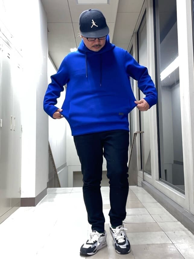 ブラック系のキャップを着用したメンズの秋コーディネートの3枚目の写真