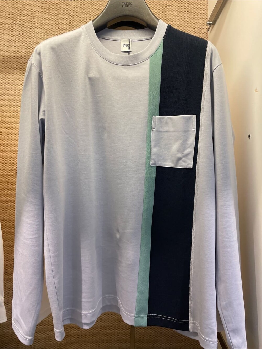 ブルー系のデニムパンツ、ブラック系のバックパック/リュックを着用したメンズの秋コーディネートの6枚目の写真