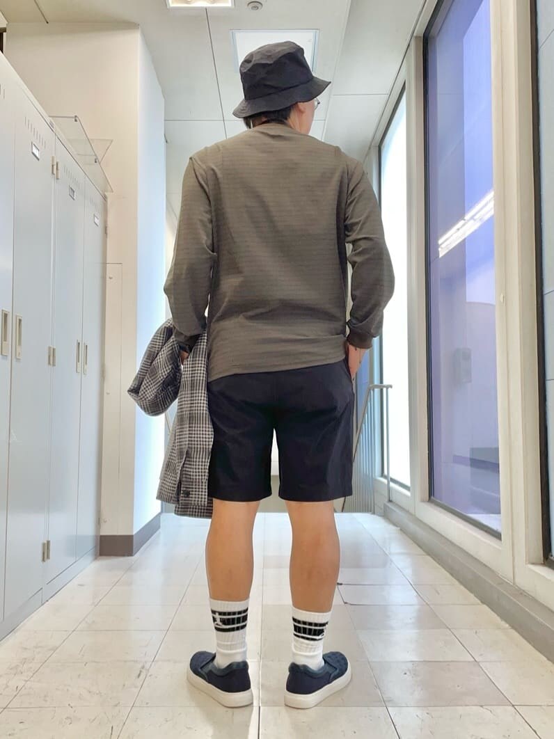 ブラック系のその他パンツ、ブラック系のソックス/靴下、ブラック系のハットを着用したメンズの夏コーディネートの7枚目の写真