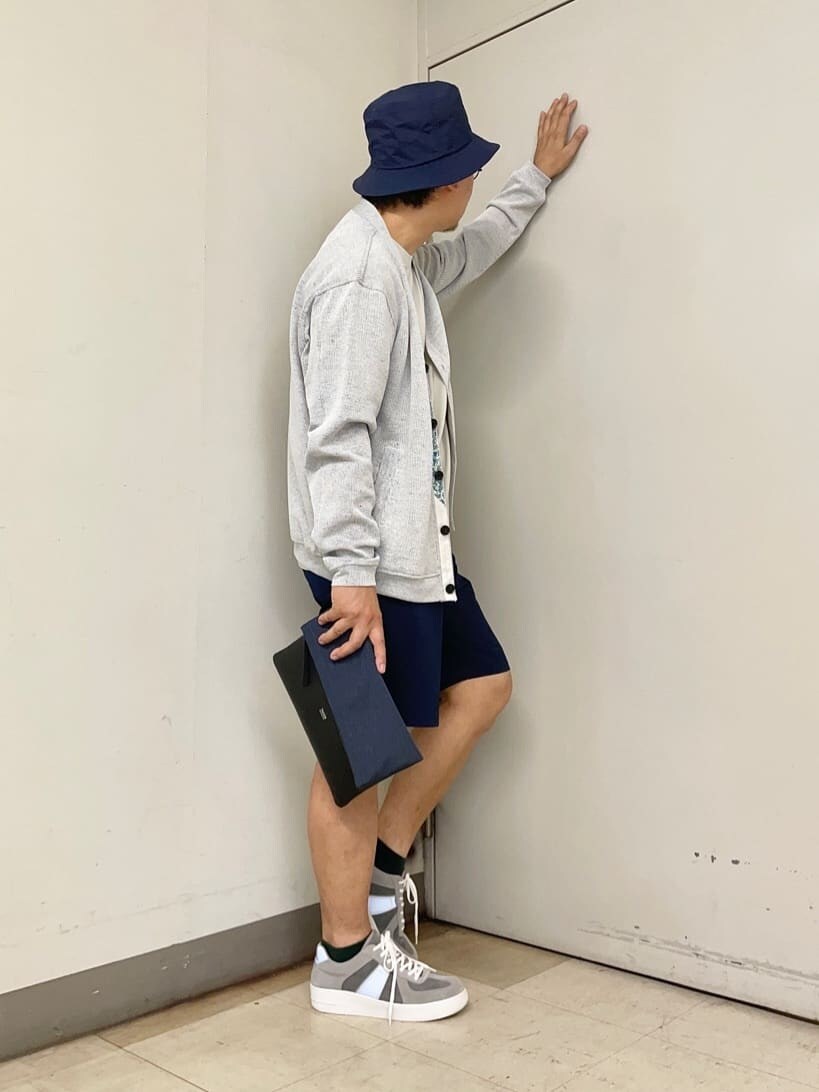 ブルー系のクラッチバッグ、ブルー系のハットを着用したメンズの夏コーディネートの2枚目の写真