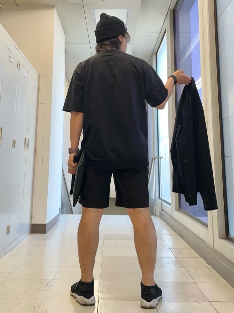 ブラック系のTシャツ/カットソー、ブラック系のクラッチバッグ、ブラック系のニットキャップ/ビーニーを着用したメンズの夏コーディネートの9枚目の写真