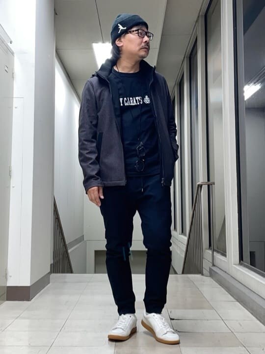 ブラック系のニットキャップ/ビーニーを着用したメンズの秋コーディネートの2枚目の写真