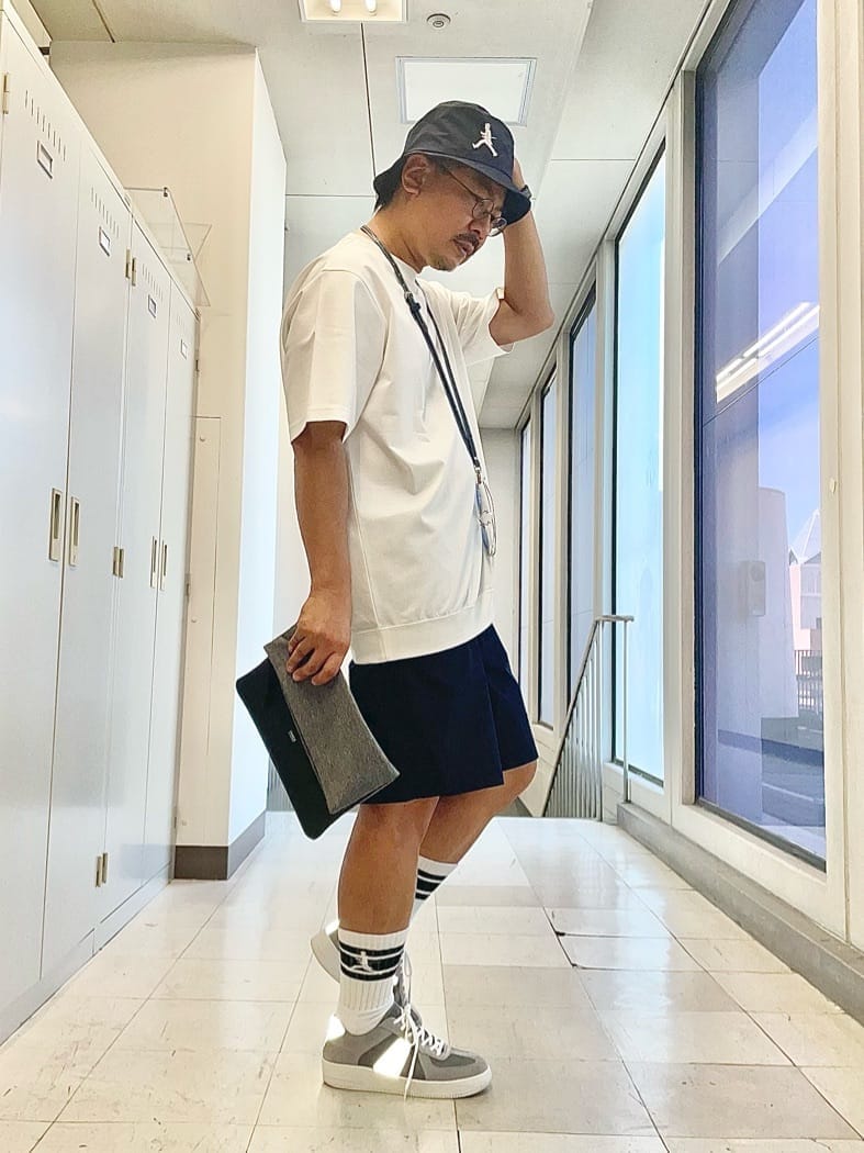 ブルー系のその他パンツ、グレー系のクラッチバッグ、ブルー系のハットを着用したメンズの夏コーディネートの3枚目の写真