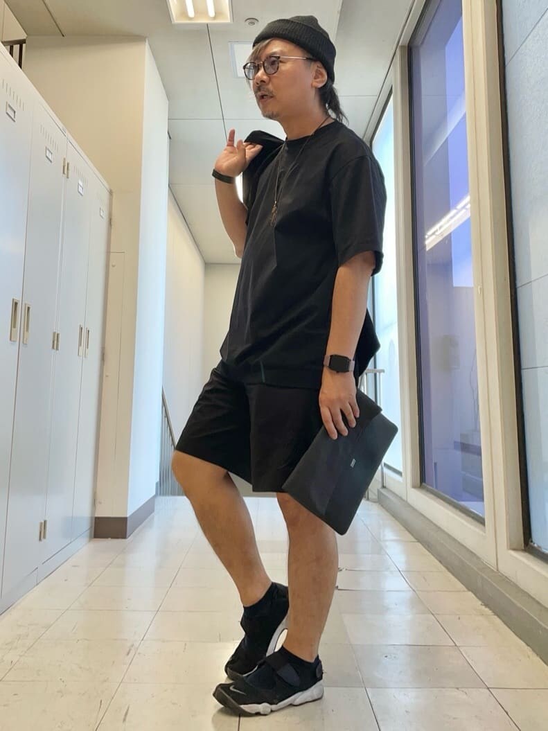 ブラック系のTシャツ/カットソー、ブラック系のクラッチバッグ、ブラック系のニットキャップ/ビーニーを着用したメンズの夏コーディネートの8枚目の写真