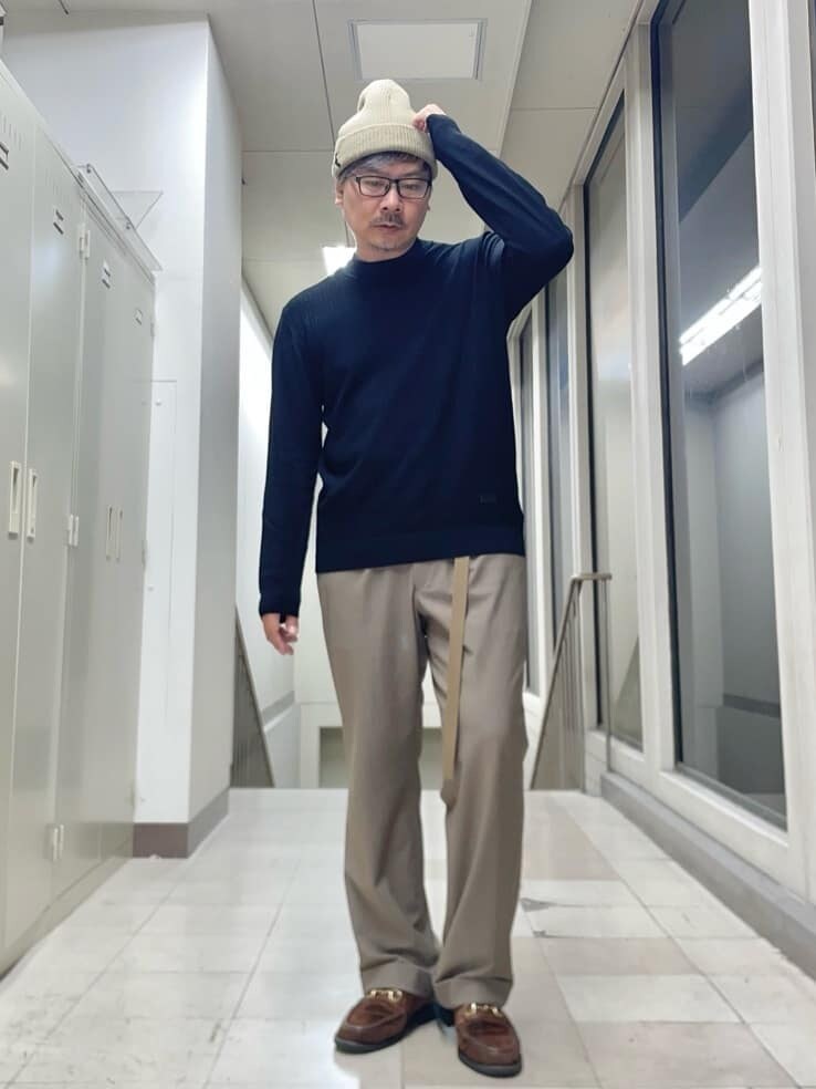 ブラック系のニット/セーターを着用したメンズの秋コーディネートの2枚目の写真