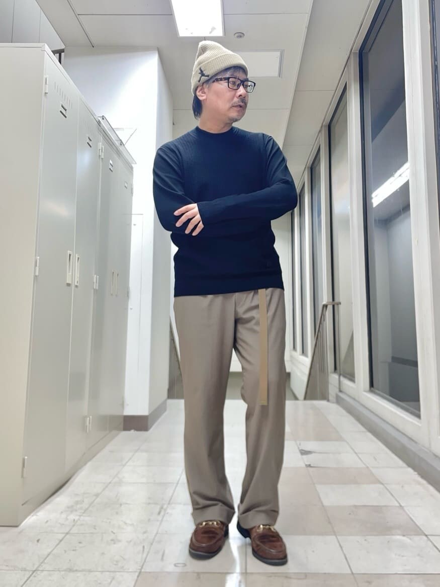 ブラック系のニット/セーターを着用したメンズの秋コーディネートの3枚目の写真