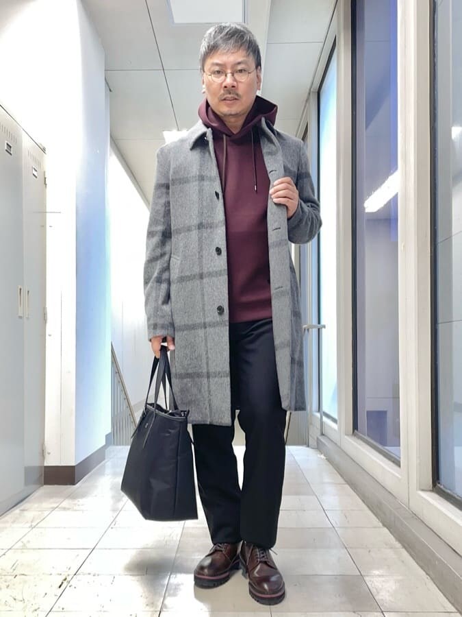 レッド系のパーカー、ブラウン系のドレスシューズを着用したメンズの秋コーディネートの8枚目の写真