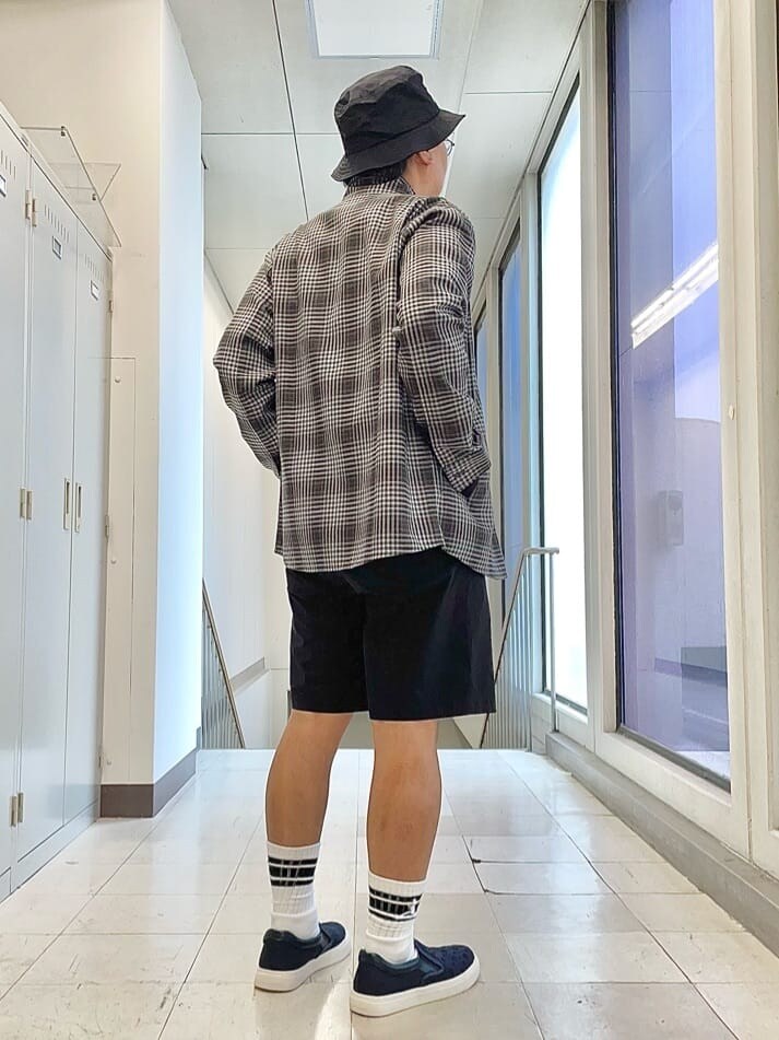 ブラック系のその他パンツ、ブラック系のソックス/靴下、ブラック系のハットを着用したメンズの夏コーディネートの3枚目の写真