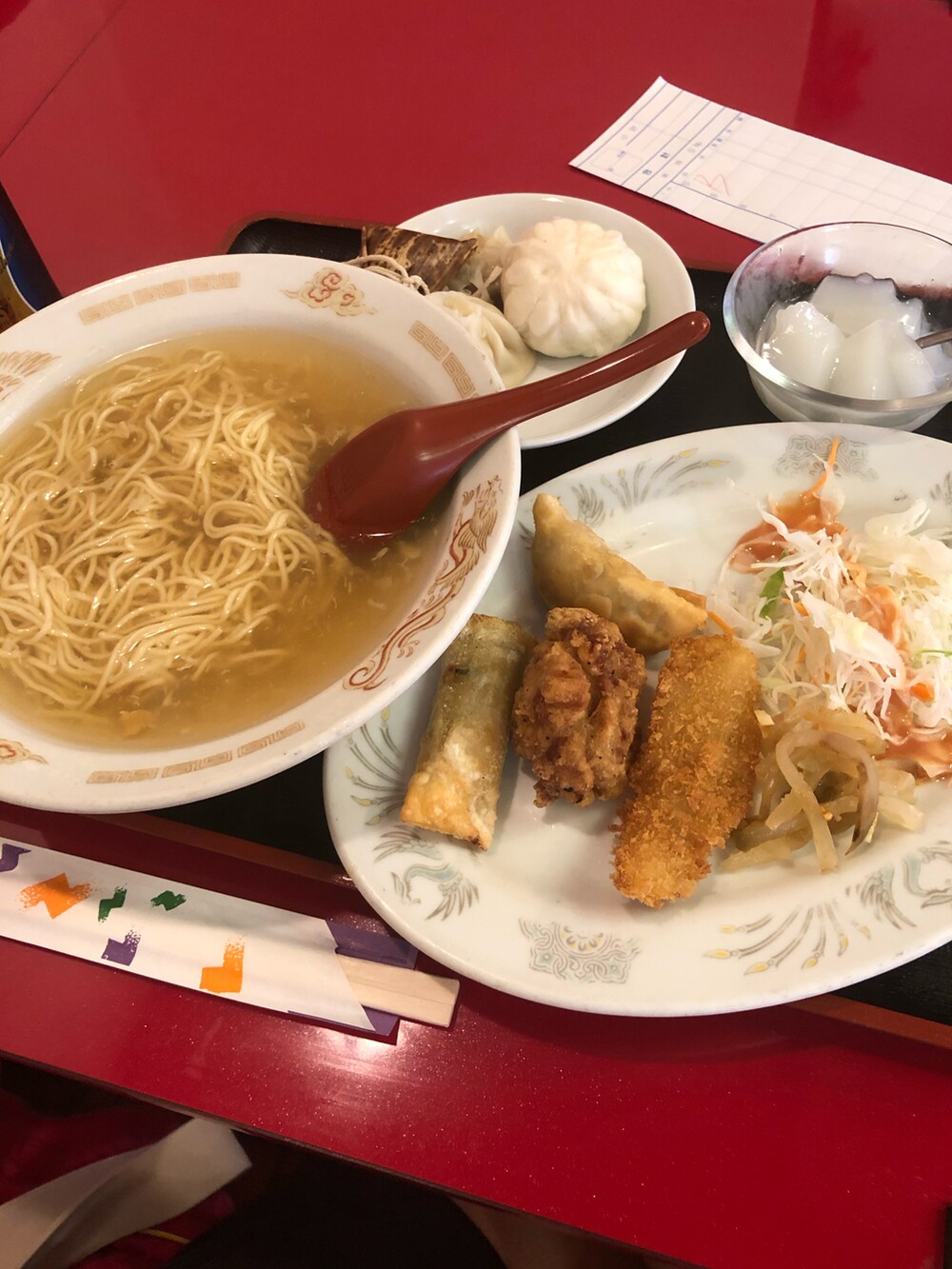 ホワイト系のTシャツ/カットソー、ホワイト系のバッグ、ブルー系のその他パンツを着用したメンズの夏コーディネートの5枚目の写真