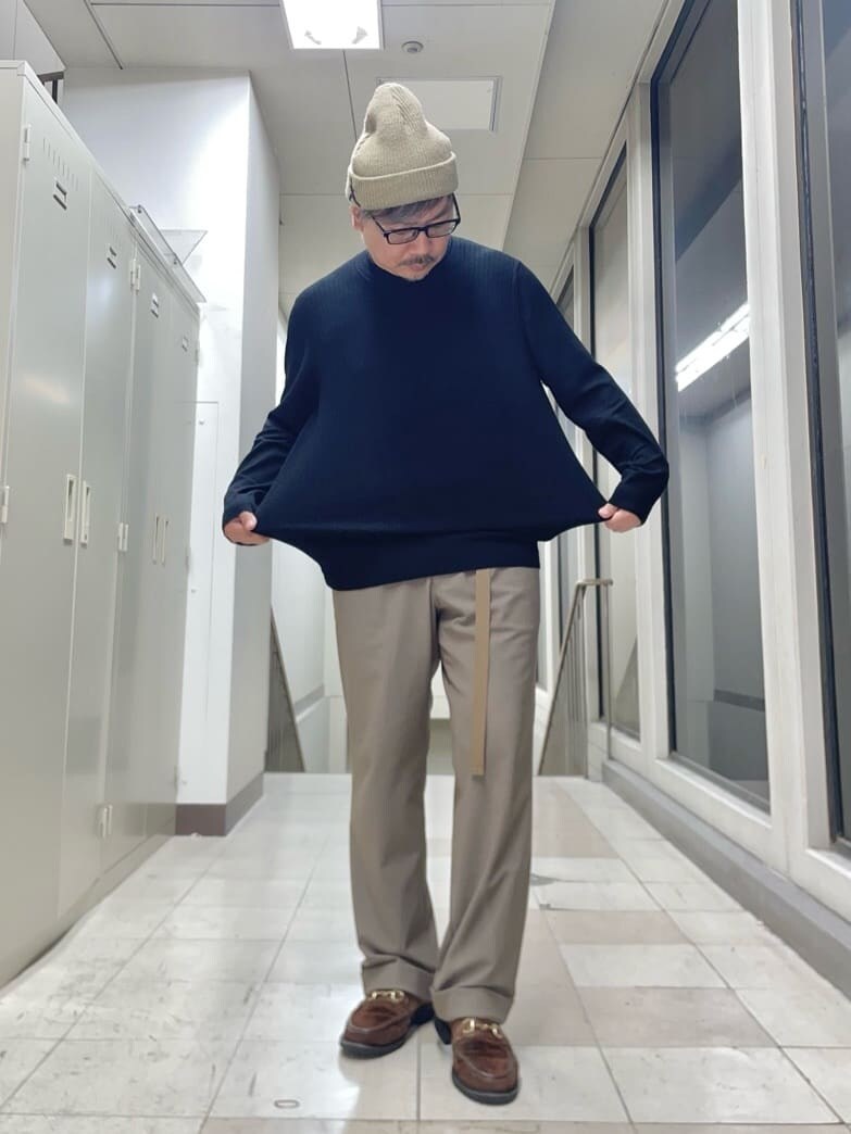 ブラック系のニット/セーターを着用したメンズの秋コーディネートの4枚目の写真