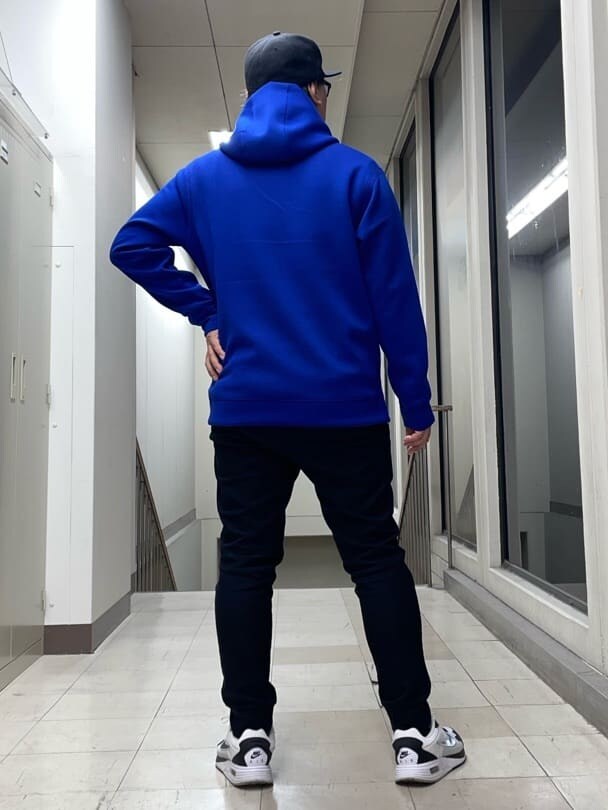 ブラック系のキャップを着用したメンズの秋コーディネートの5枚目の写真