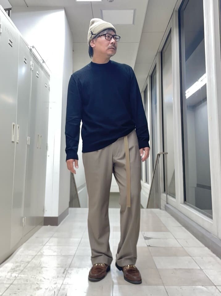 ブラック系のニット/セーターを着用したメンズの秋コーディネートの9枚目の写真