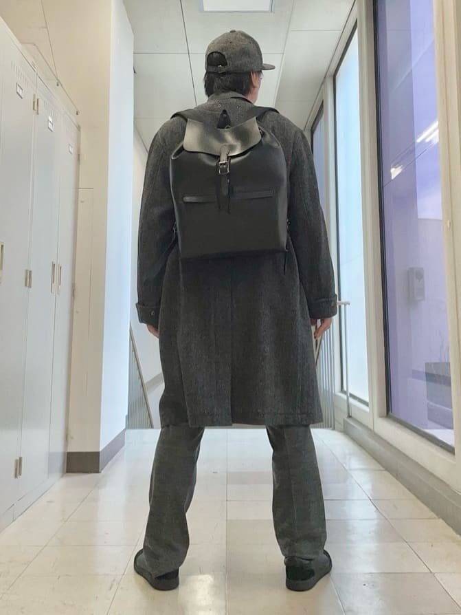 ブラック系のバックパック/リュックを着用したメンズの冬コーディネートの6枚目の写真