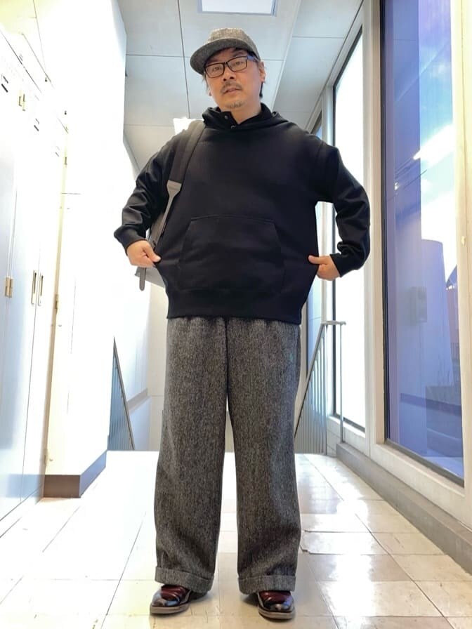 グレー系のバックパック/リュックを着用したメンズの冬コーディネートの7枚目の写真