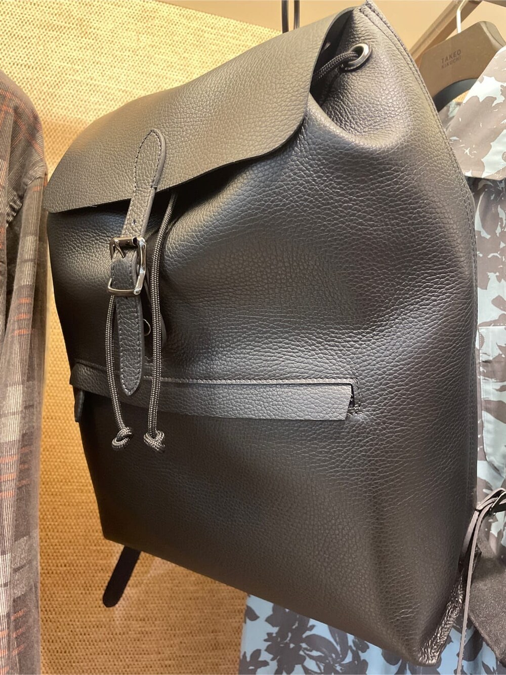 ブルー系のデニムパンツ、ブラック系のバックパック/リュックを着用したメンズの秋コーディネートの5枚目の写真
