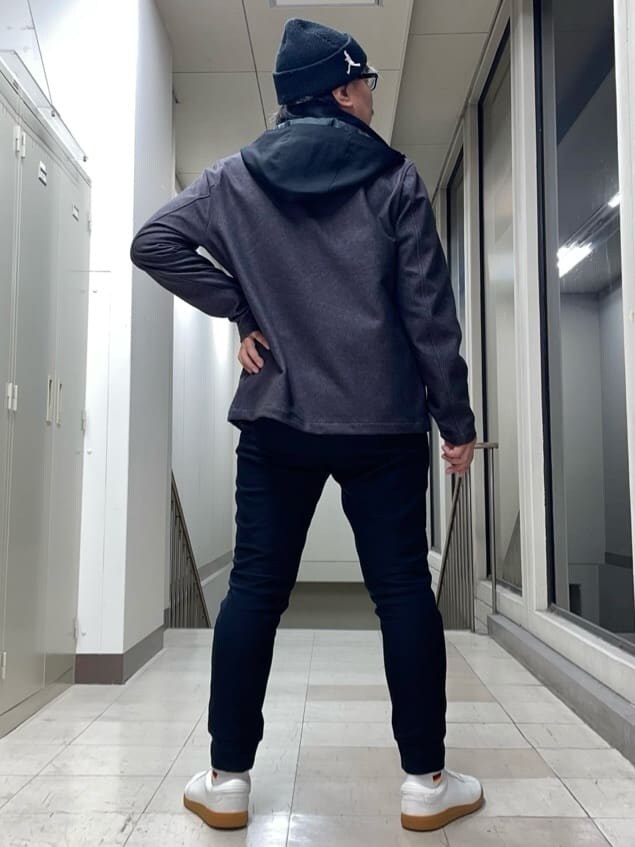 ブラック系のニットキャップ/ビーニーを着用したメンズの秋コーディネートの3枚目の写真