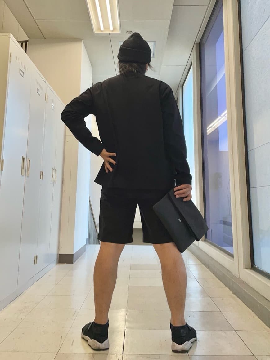 ブラック系のTシャツ/カットソー、ブラック系のクラッチバッグ、ブラック系のニットキャップ/ビーニーを着用したメンズの夏コーディネートの5枚目の写真