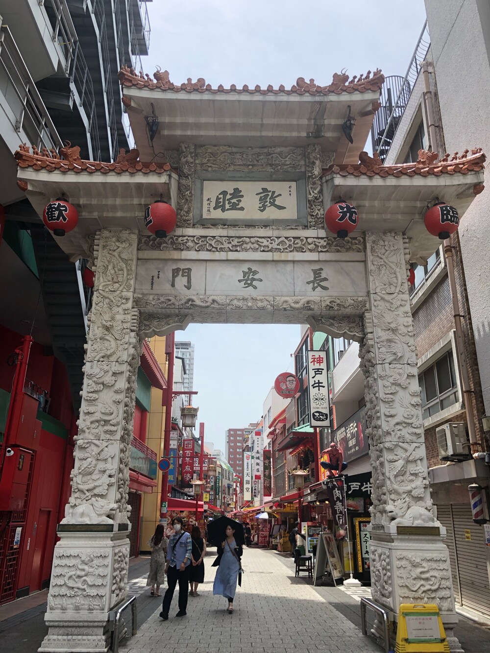 ホワイト系のTシャツ/カットソー、ホワイト系のバッグ、ブルー系のその他パンツを着用したメンズの夏コーディネートの4枚目の写真