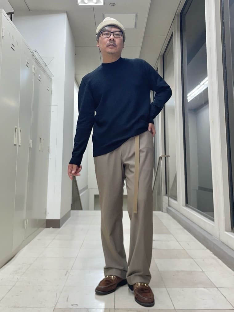 ブラック系のニット/セーターを着用したメンズの秋コーディネートの8枚目の写真