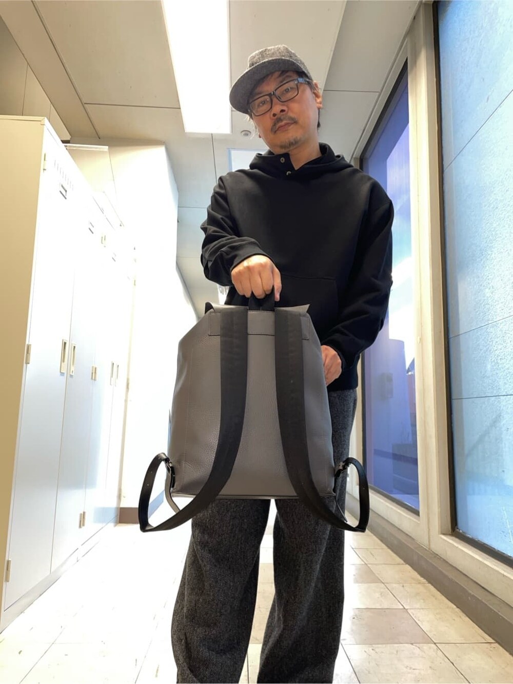 グレー系のバックパック/リュックを着用したメンズの冬コーディネートの6枚目の写真