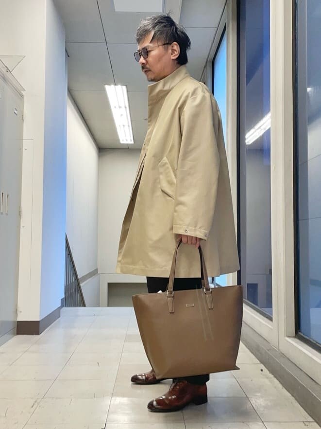 ブラウン系のドレスシューズ、ブラウン系のサングラスを着用したメンズの春コーディネートの3枚目の写真