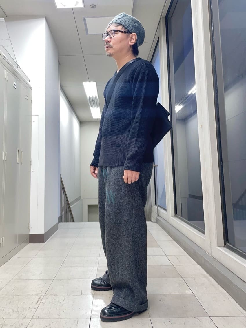 ブラック系のクラッチバッグを着用したメンズの冬コーディネートの10枚目の写真