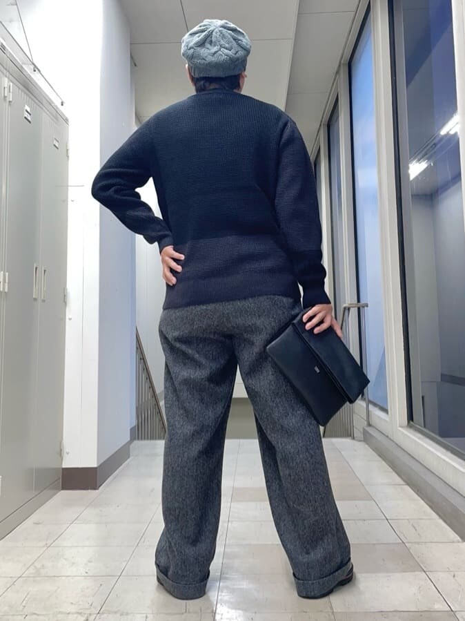 ブラック系のクラッチバッグを着用したメンズの冬コーディネートの4枚目の写真