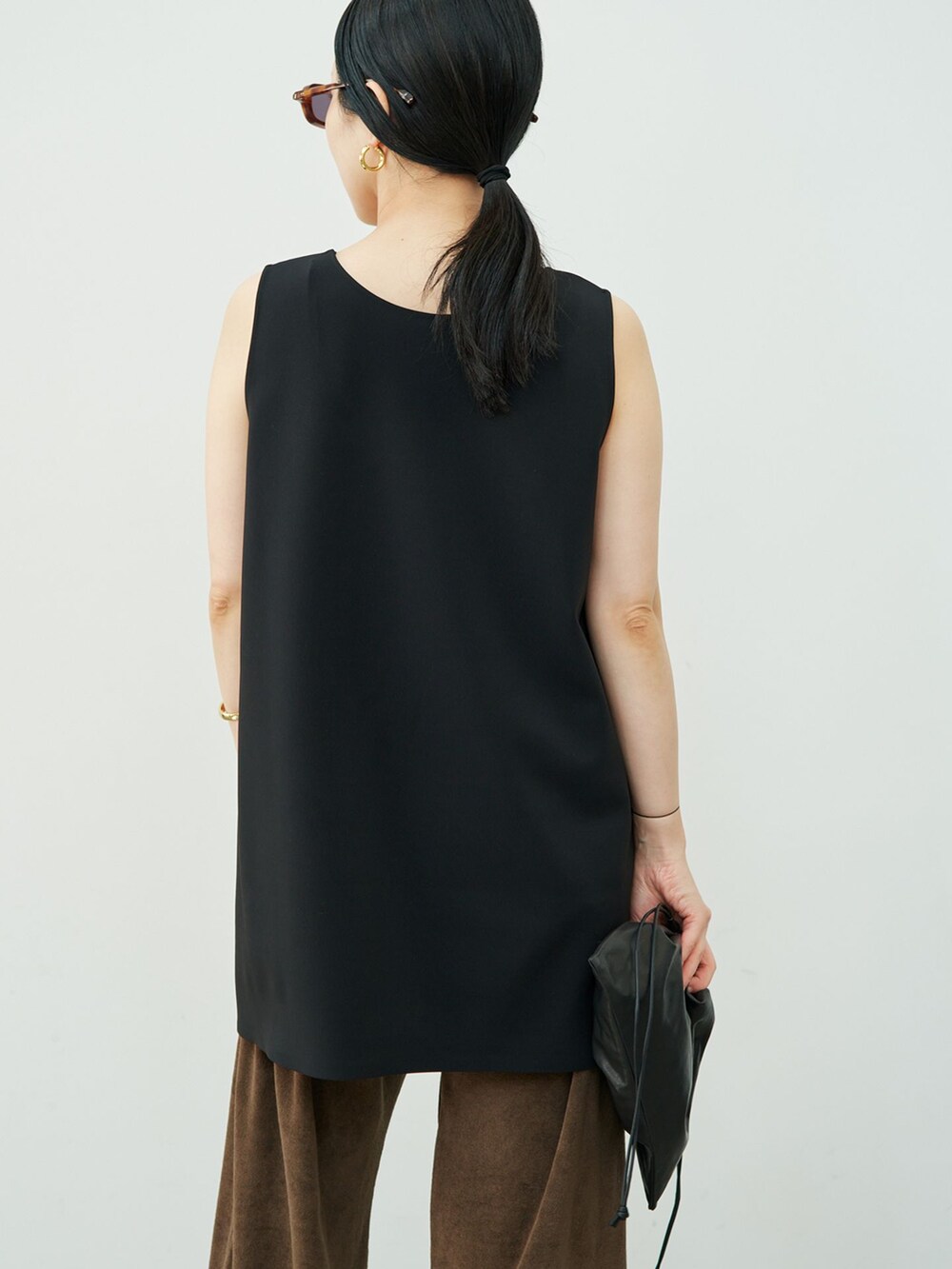グリーン系のその他パンツ、ブラック系のタンクトップ、ブラック系のショルダーバッグを着用したレディースの夏コーディネートの6枚目の写真