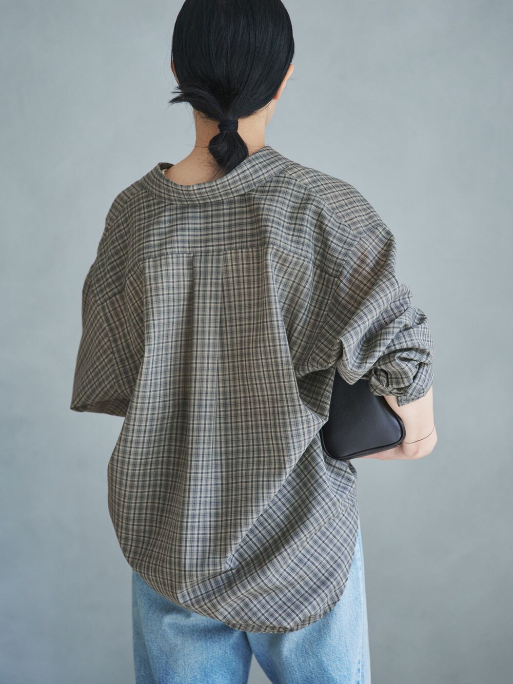 ブルー系のデニムパンツ、グレー系のシャツ/ブラウス、ホワイト系のタンクトップを着用したレディースの夏コーディネートの6枚目の写真