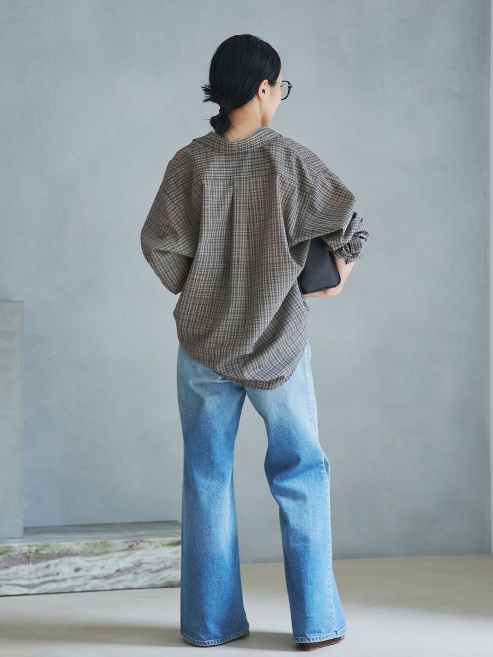 ブルー系のデニムパンツ、グレー系のシャツ/ブラウス、ホワイト系のタンクトップを着用したレディースの夏コーディネートの3枚目の写真