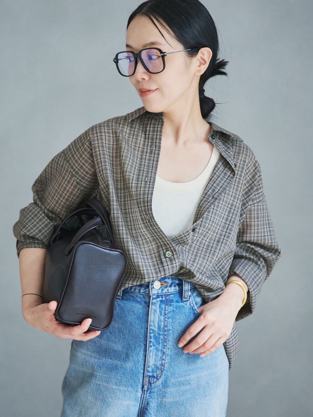 ブルー系のデニムパンツ、グレー系のシャツ/ブラウス、ホワイト系のタンクトップを着用したレディースの夏コーディネートの4枚目の写真