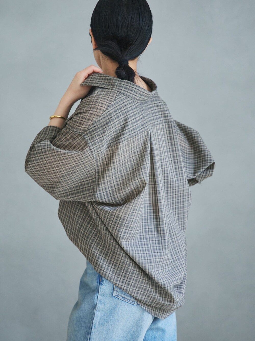 ブルー系のデニムパンツ、グレー系のシャツ/ブラウス、ホワイト系のタンクトップを着用したレディースの夏コーディネートの5枚目の写真