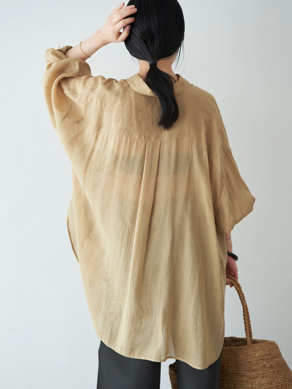 ブラック系のその他パンツ、ベージュ系のシャツ/ブラウス、ベージュ系のかごバッグを着用したレディースの夏コーディネートの6枚目の写真