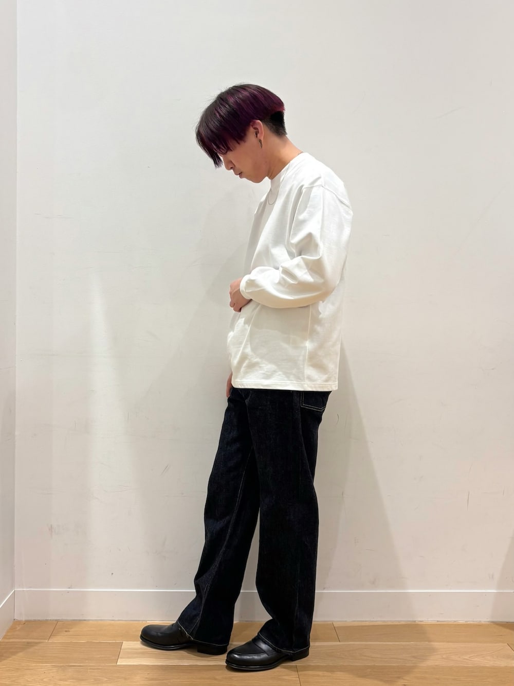 ブルー系のその他パンツ、ホワイト系のTシャツ/カットソー、ブラック系のドレスシューズを着用したメンズの春コーディネートの3枚目の写真