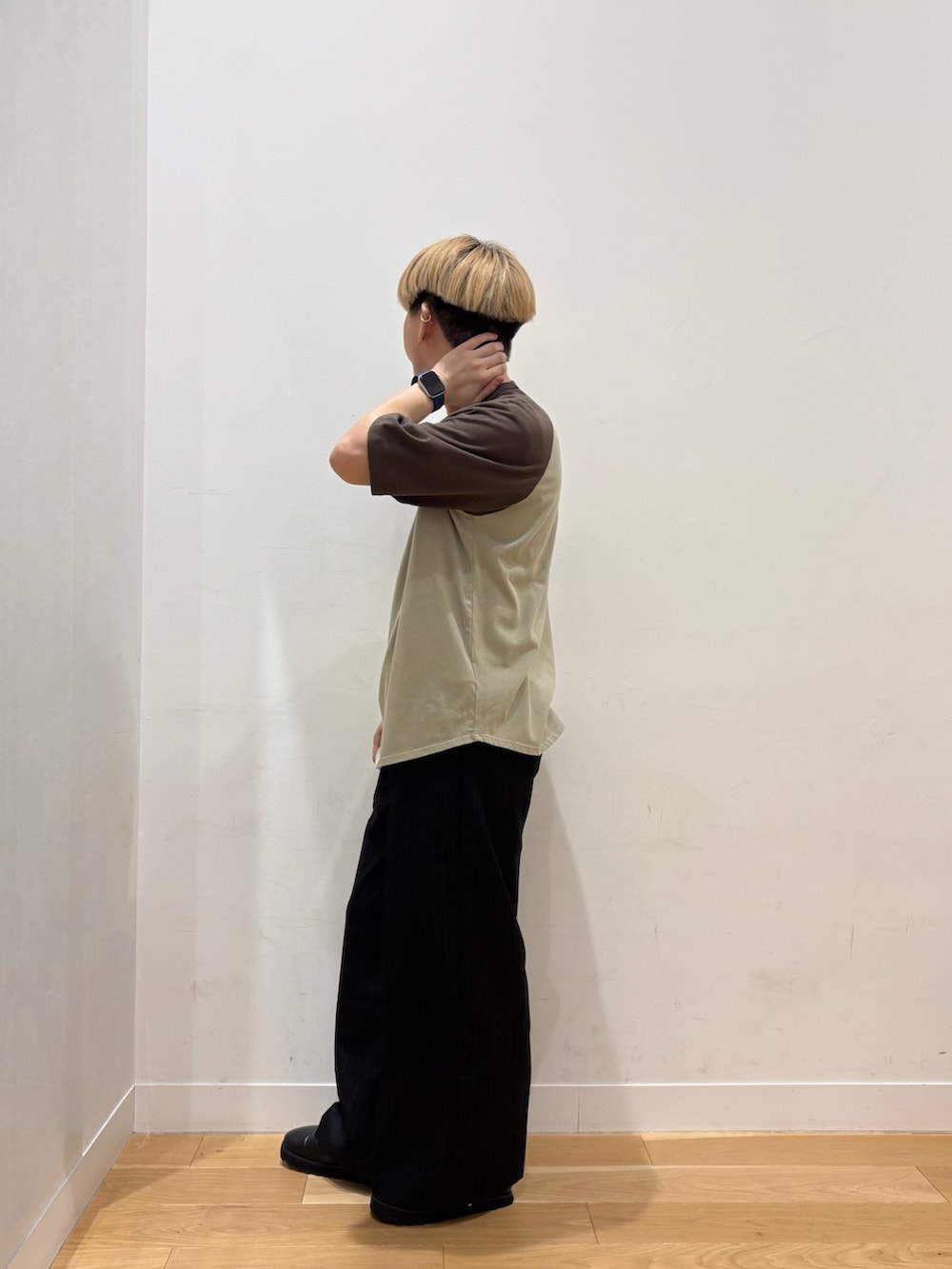 ブラウン系のTシャツ/カットソー、ブラック系のショルダーバッグを着用したメンズの夏コーディネートの3枚目の写真
