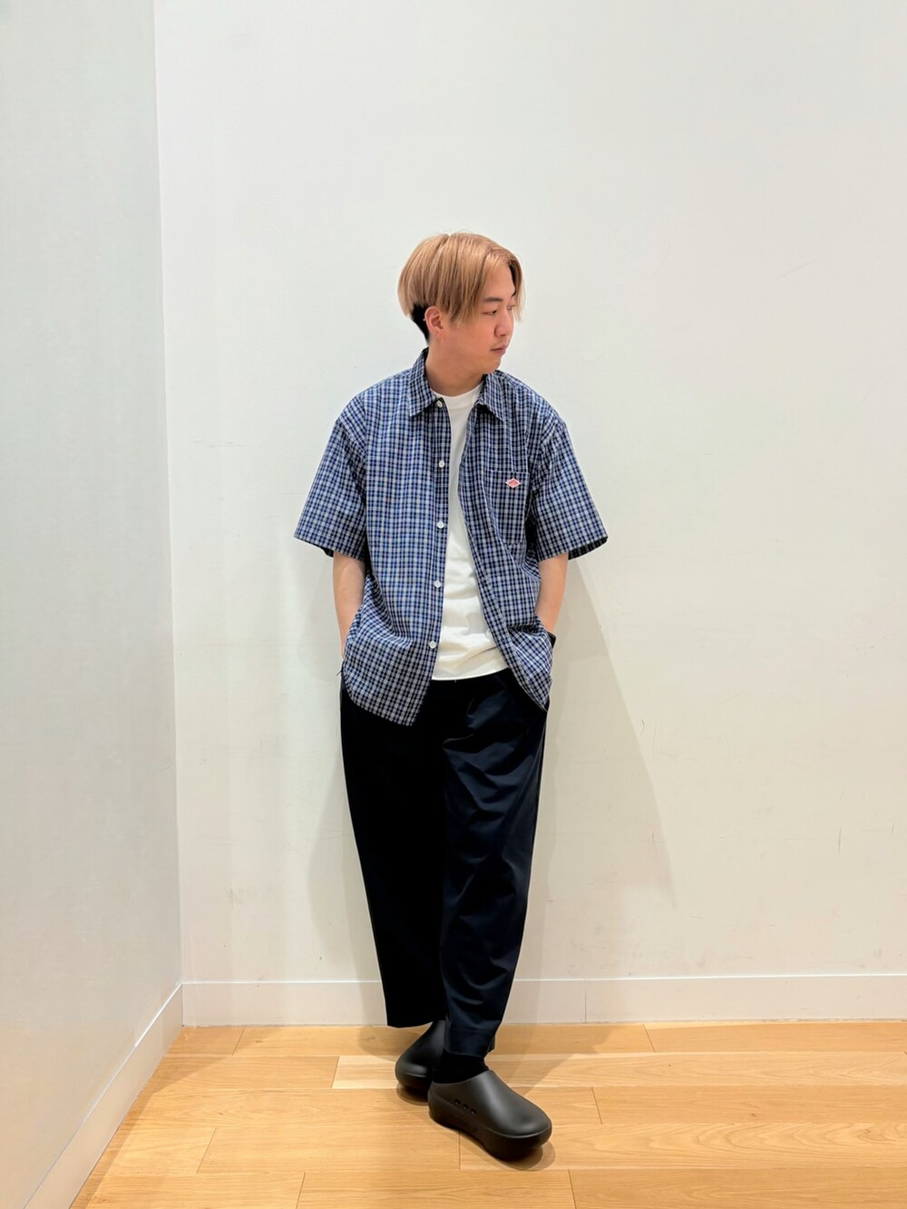 ブルー系のその他パンツ、ブルー系のシャツ/ブラウス、ホワイト系のTシャツ/カットソーを着用したメンズの春コーディネートの2枚目の写真
