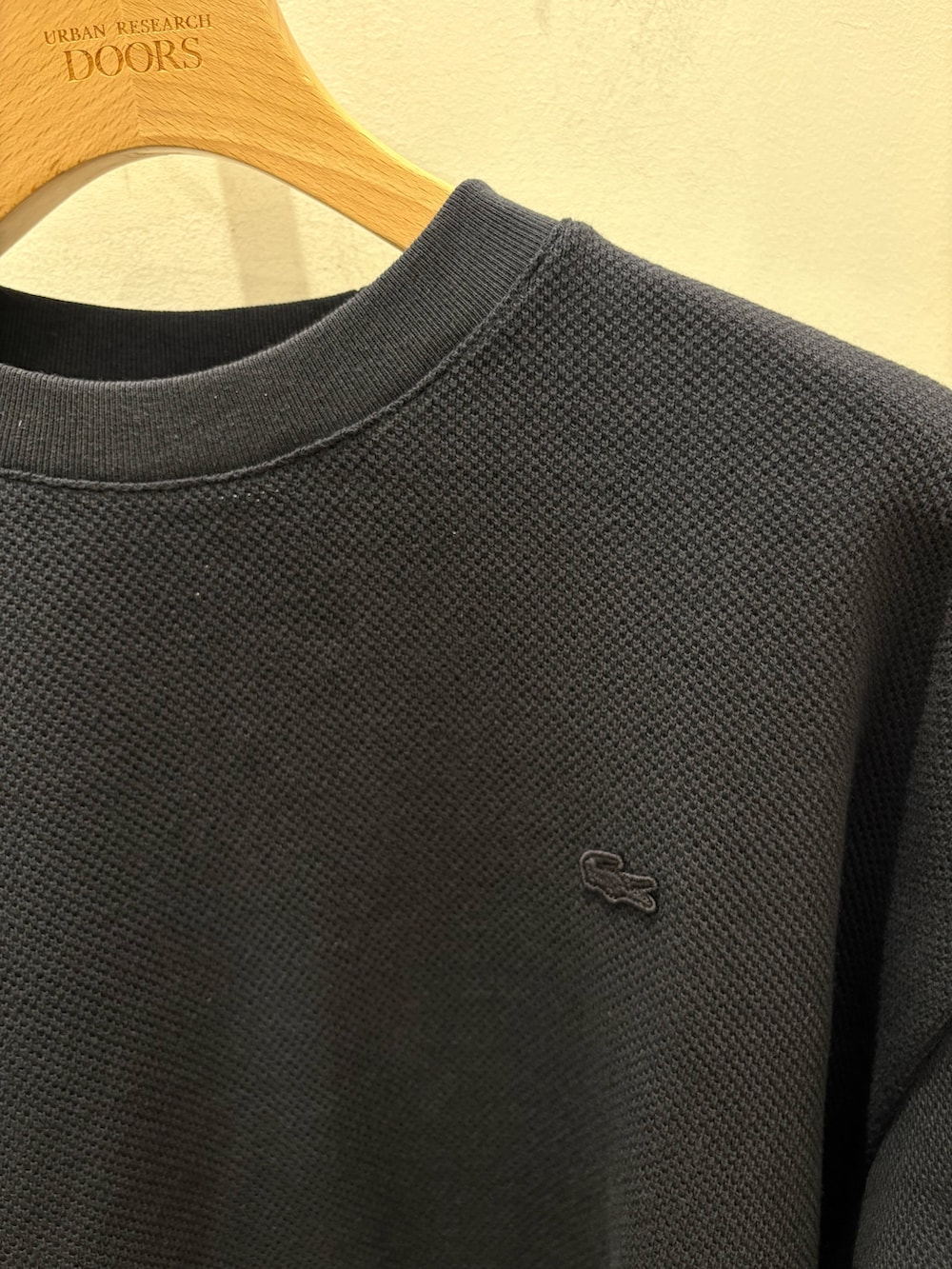 ブルー系のTシャツ/カットソー、ブルー系のデニムパンツ、シルバー系のネックレスを着用したメンズの冬コーディネートの3枚目の写真