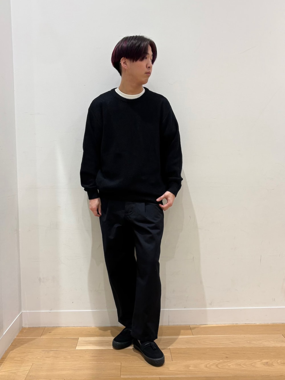 ホワイト系のTシャツ/カットソー、ブラック系のニット/セーター、ブルー系のその他パンツを着用したメンズの春コーディネートの2枚目の写真