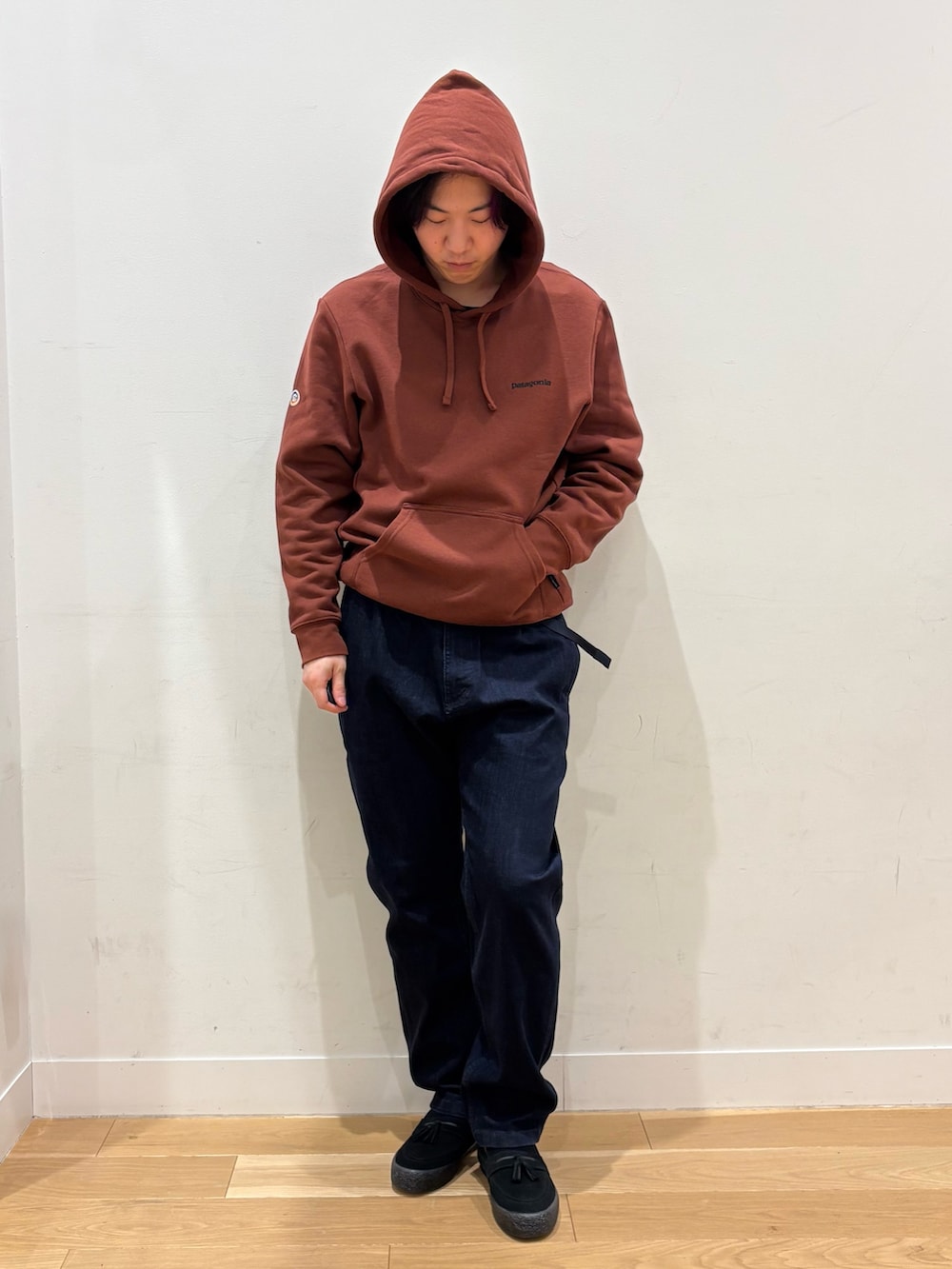 ブラウン系のパーカー、ブルー系のその他パンツを着用したメンズの春コーディネートの3枚目の写真