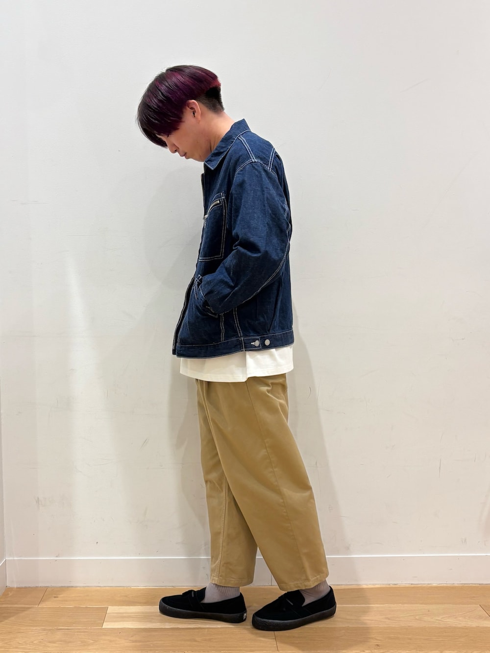 ブルー系のブルゾン、ホワイト系のTシャツ/カットソー、ベージュ系のその他パンツを着用したメンズの春コーディネートの3枚目の写真