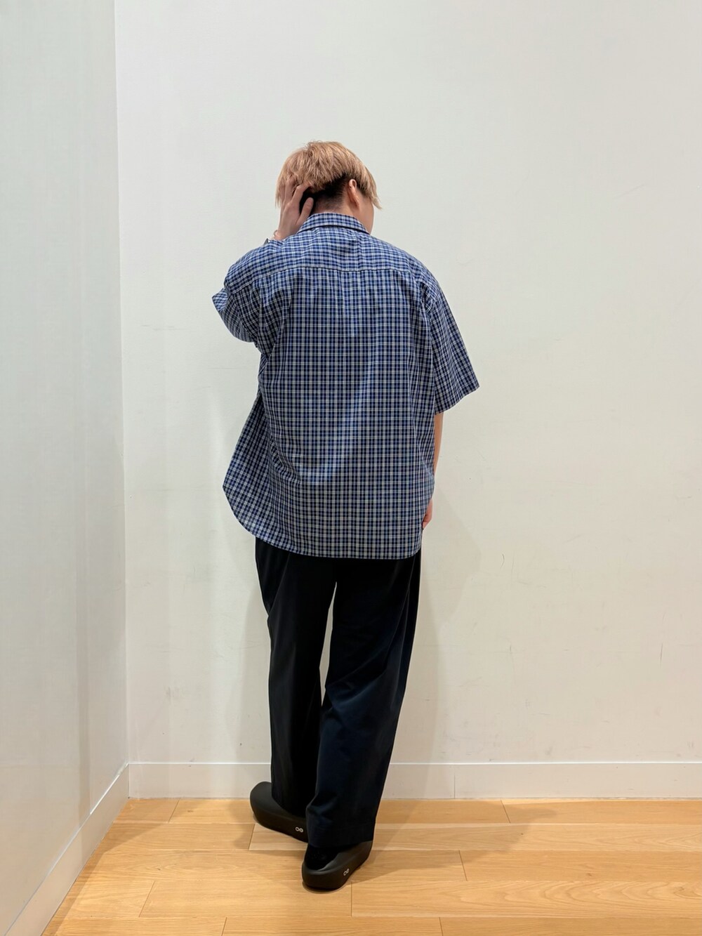 ブルー系のその他パンツ、ブルー系のシャツ/ブラウス、ホワイト系のTシャツ/カットソーを着用したメンズの春コーディネートの3枚目の写真