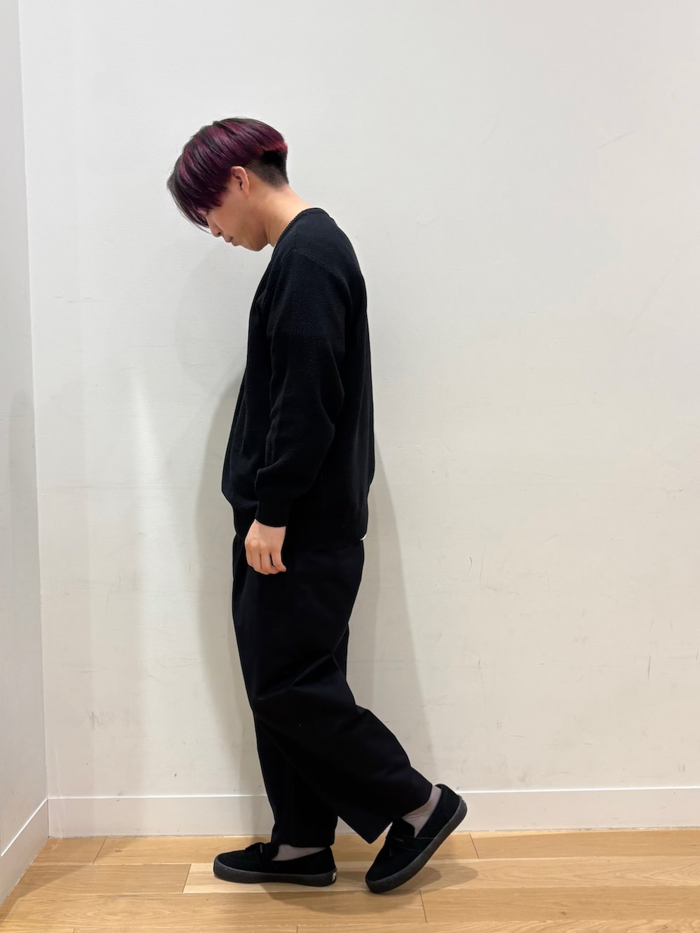 ホワイト系のTシャツ/カットソー、ブラック系のニット/セーター、ブルー系のその他パンツを着用したメンズの春コーディネートの3枚目の写真