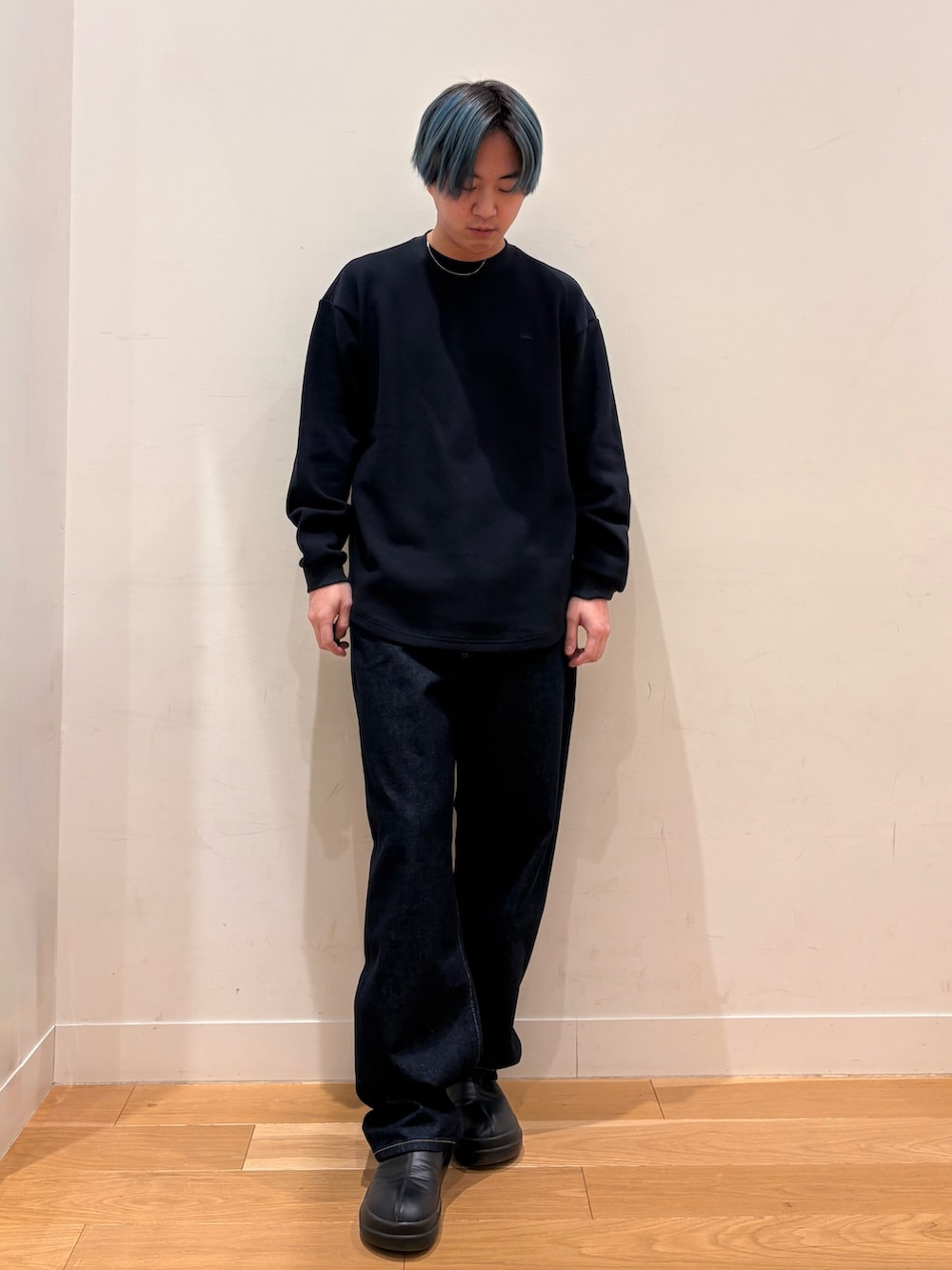 ブルー系のTシャツ/カットソー、ブルー系のデニムパンツ、シルバー系のネックレスを着用したメンズの冬コーディネートの2枚目の写真