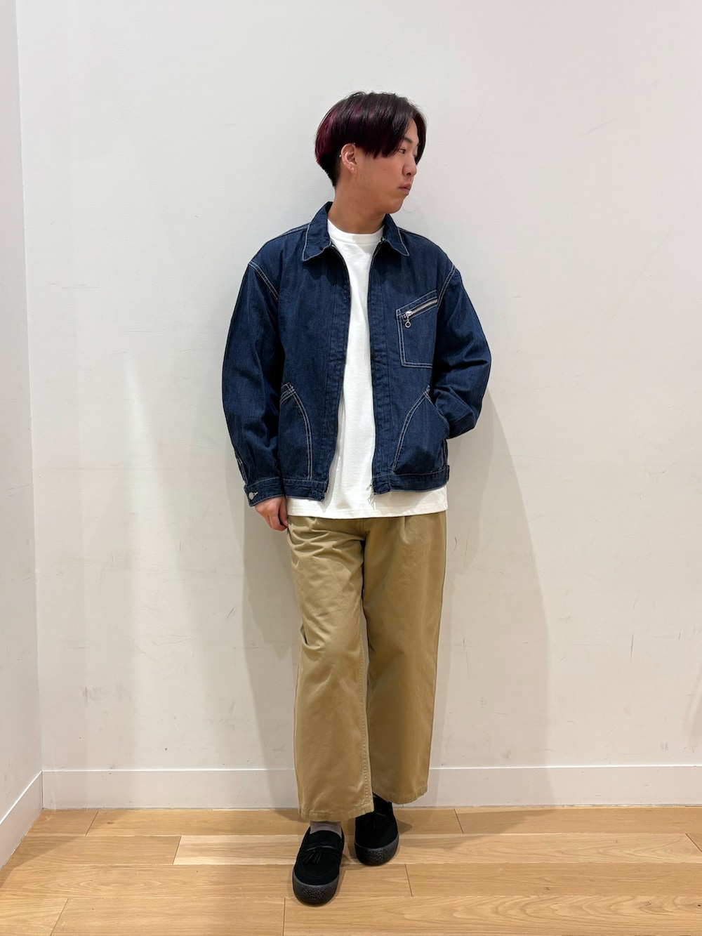 ブルー系のブルゾン、ホワイト系のTシャツ/カットソー、ベージュ系のその他パンツを着用したメンズの春コーディネートの2枚目の写真